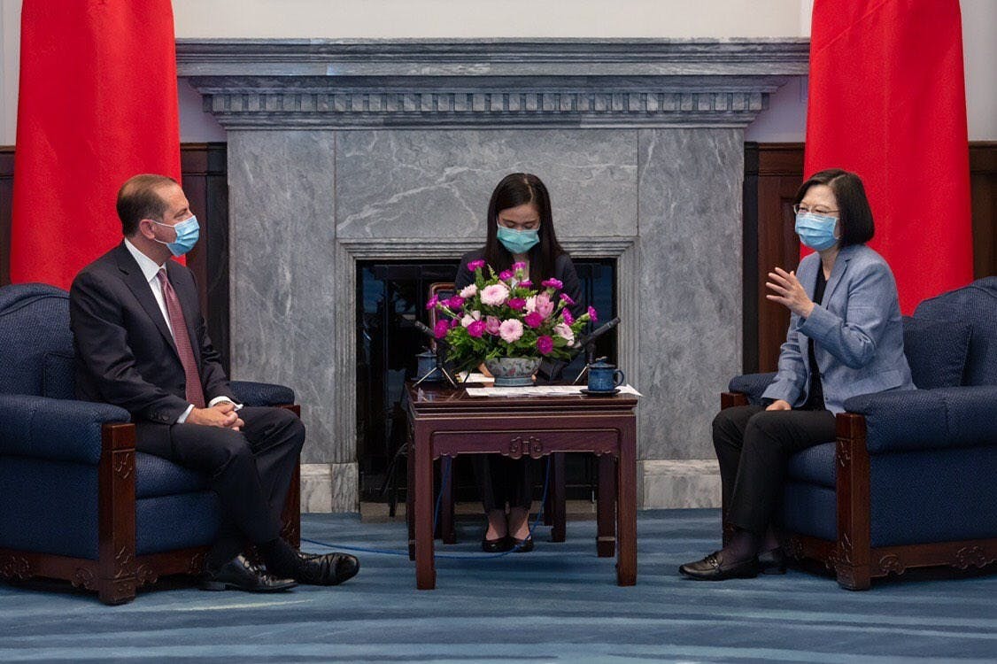 美國衛生部長阿扎爾（左）訪台，周一會晤總統蔡英文。他是2018年以來首位訪台的美國部長級官員。（蔡英文twitter )