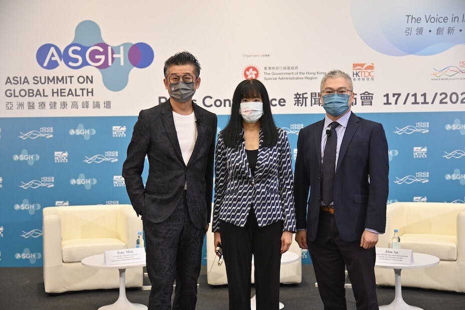 香港貿易發展局總裁方舜文 (中)、香港生物醫藥創新協會董事、GT醫療集團創始人兼管理合夥人歐振國 (右)，以及善覓聯合創辦人、阿斯特捷利康製藥及善覓董事會成員莫樹錦 (左) 介紹首屆亞洲醫療健康高峰論壇精彩內容。