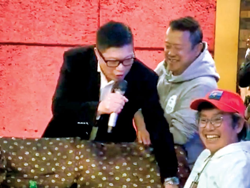 在明星飯局中，有多少是像譚詠麟的《朋友》歌詞說，可以「共赴患難」的朋友，或是依附權勢從中獲利的識時務者？（網絡圖片）