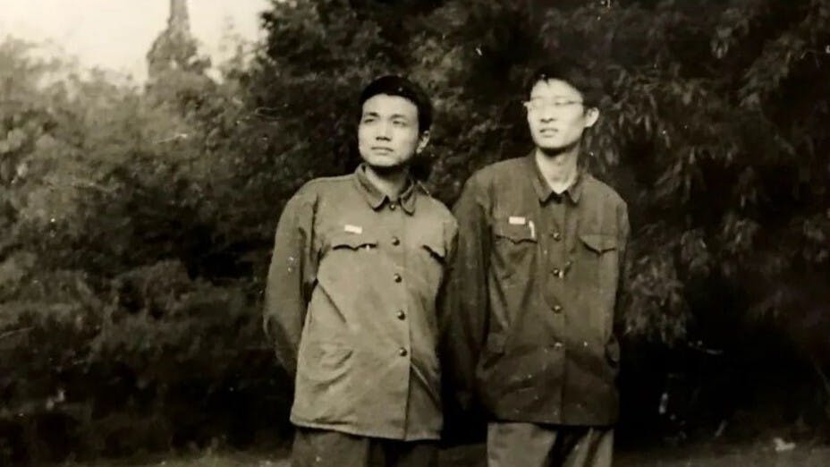 大學時期的李克強（左）與作者合影。