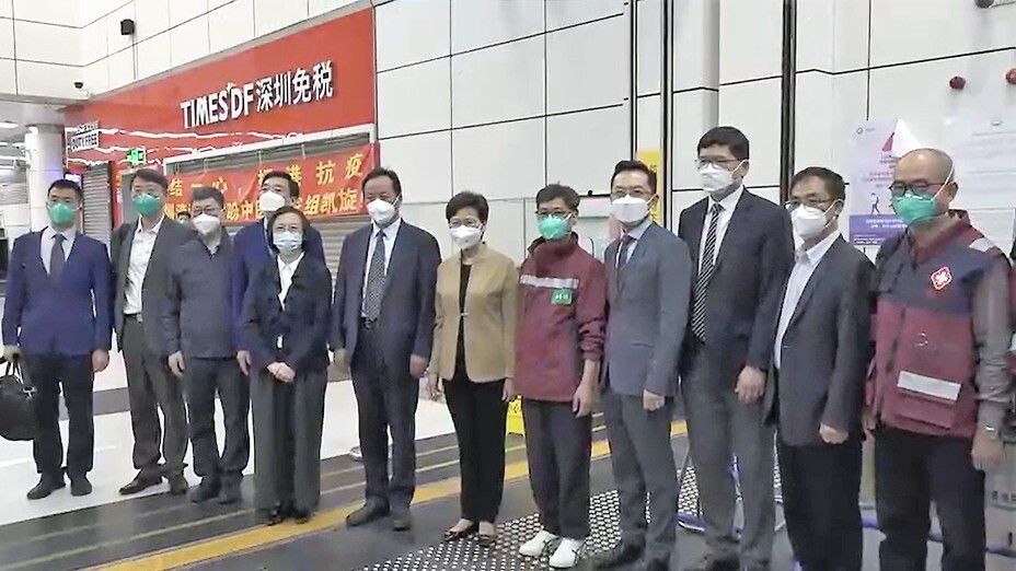 由中科院院士仝小林（左六）率領中央援港抗疫中醫專家組抵港，行政長官林鄭月娥（右六）等人到場迎接。（政府新聞網視頻截圖）