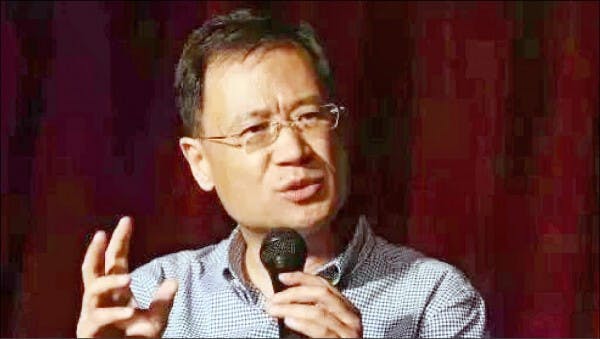 清華大學教授許章潤在演說。（網絡圖片）