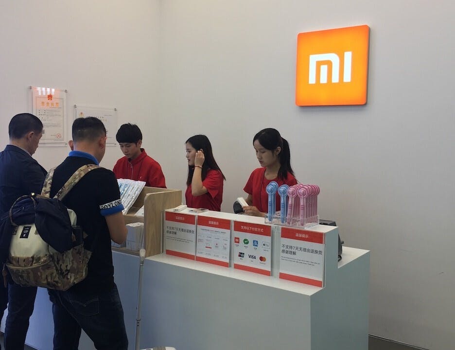 小米效法蘋果、照搬對手的一套，但估值比估值，都殊不便宜。（亞新社）