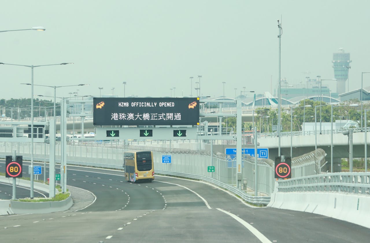 港珠澳大橋10月通車，令附近的東涌市鎮不勝人流負荷。（亞新社）