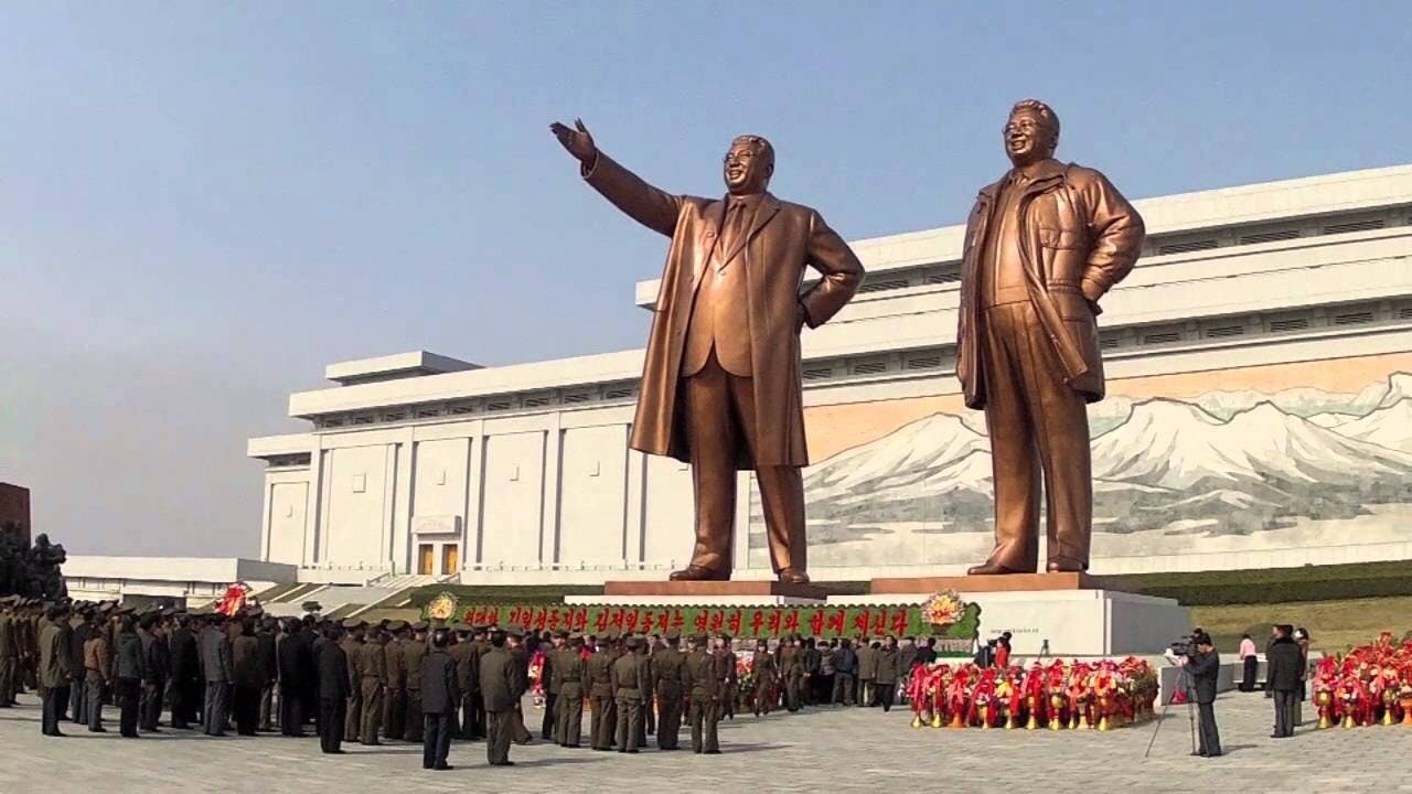 個人崇拜可以破壞一個舊世界，但無法建立新世界，因為無法保持領袖人物魅力歷久彌新，領袖人物亦會隱退去世。（YouTube截圖）