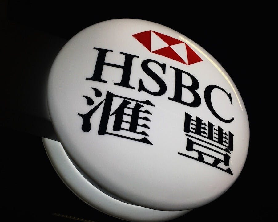 如何更好用資產負債表，是滙豐控股主席杜嘉祺及行政總裁范寧急需處理問題。（亞新社）