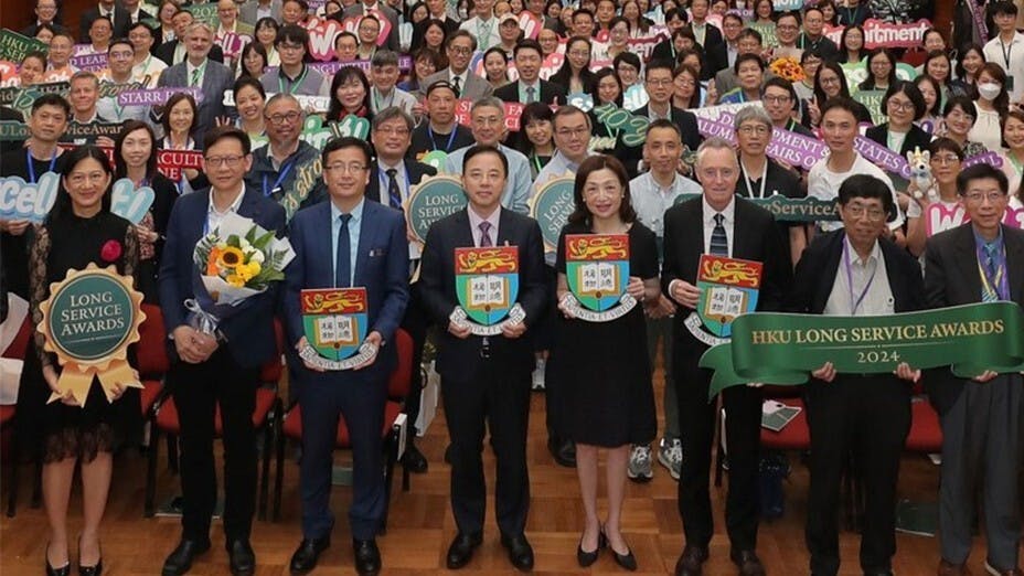 香港大學舉行長期服務獎頒授典禮，校長張翔教授（左四）及校委會主席王沛詩（右四）同為主禮嘉賓。（香港大學圖片）