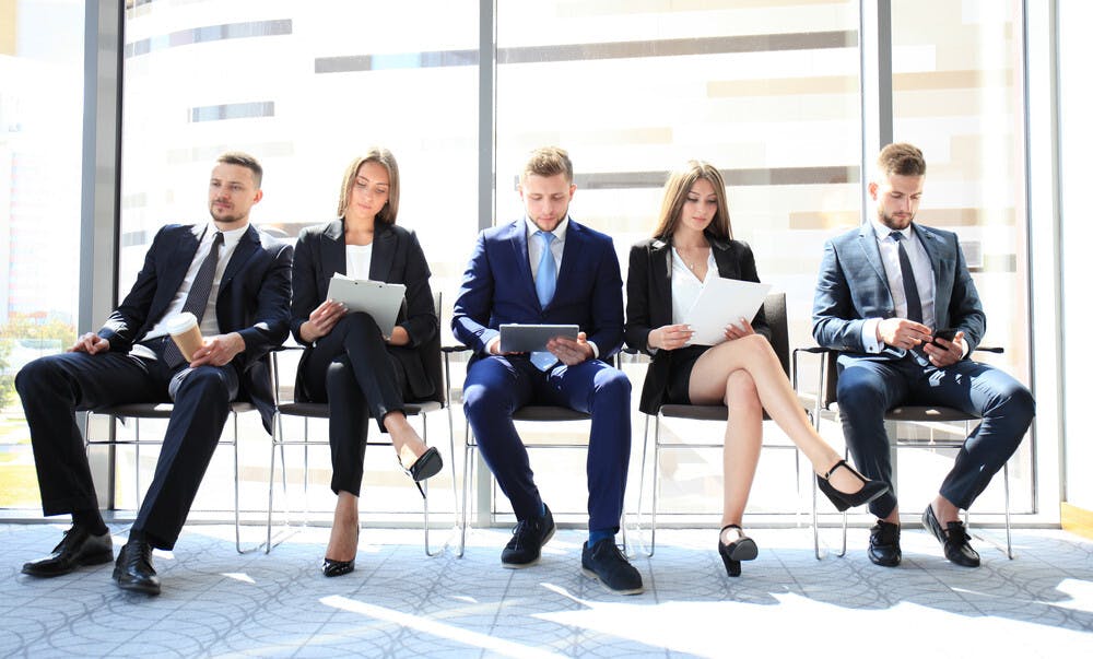 等候面試時查看手機訊息，在現代社會其實亦無可厚非。（Shutterstock）