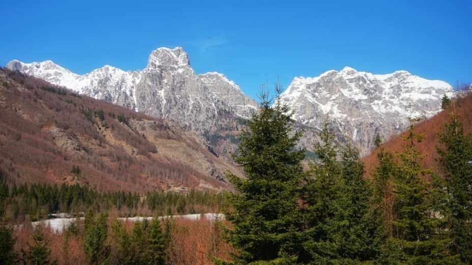 阿爾巴尼亞雪山峰環抱的華爾博拿因冠狀病毒封關 Snow- capped Valbona in Albania Shutdown by Coronavirus