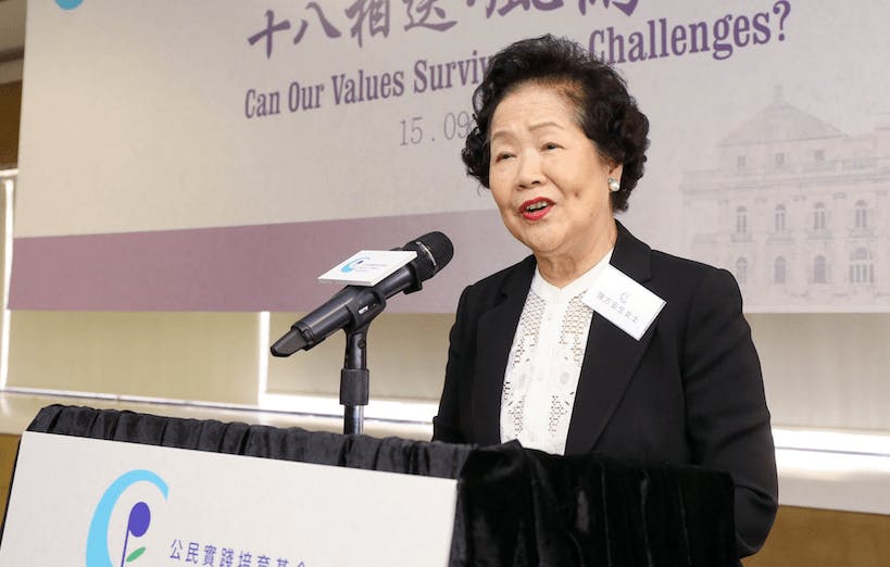 陳方安生1940年出生，1993至1997年出任首位華人布政司（後改稱政務司司長），1997年回歸後擔任政務司司長，至2001年以私人理由提出退休。（公民實踐論壇）
