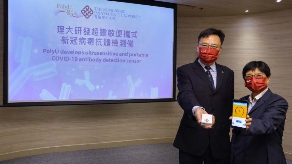 香港理工大學應用物理學系教授嚴鋒教授（左）及醫療科技及資訊學系副教授羅嘉慧博士（右）成功研發新冠病毒抗體檢測儀。（香港理工大學圖片）
