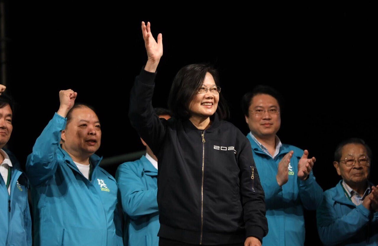 台灣的年輕人可以投票參與選出政府的領導人，領導人會積極的爭取他們的信任和支持。（亞新社）
