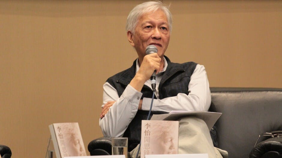 李怡可謂「愛書成癡」，即使家中明明連睡覺的地方都沒有，也要不停地買書、讀書，難怪總有好書與讀友分享。