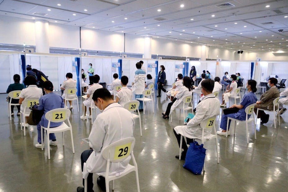 香港理應很快達至群體免疫，可惜市民對疫苗心存疑慮，加上社會存在矛盾，接種速度遠遠落後於新加坡等地。（亞新社）