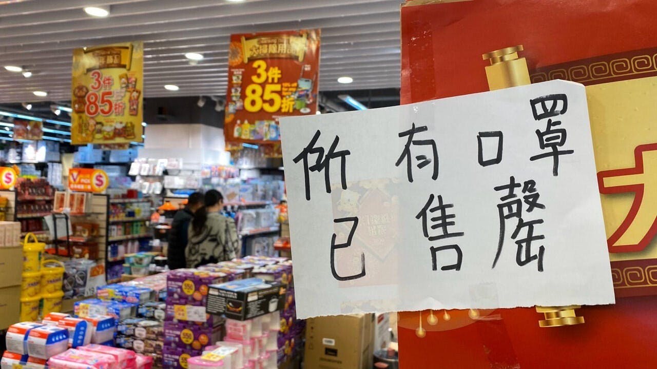 香港群官在民情洶湧疫症蔓延時的應對，失場、失信、失先機，確實比了下去。（亞新社）