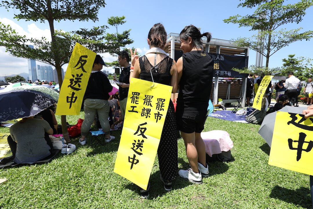 「反送中」運動看來已難逃悲劇收場。原因是運動的參與者都自以為公義在手，所以有道理用強制的手段迫對方接受自己的那套。（亞新社）