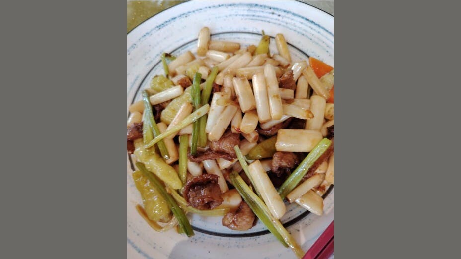 今次和大家分享的菜餚是泡椒蔥度土芹炒豬油渣。（作者提供）