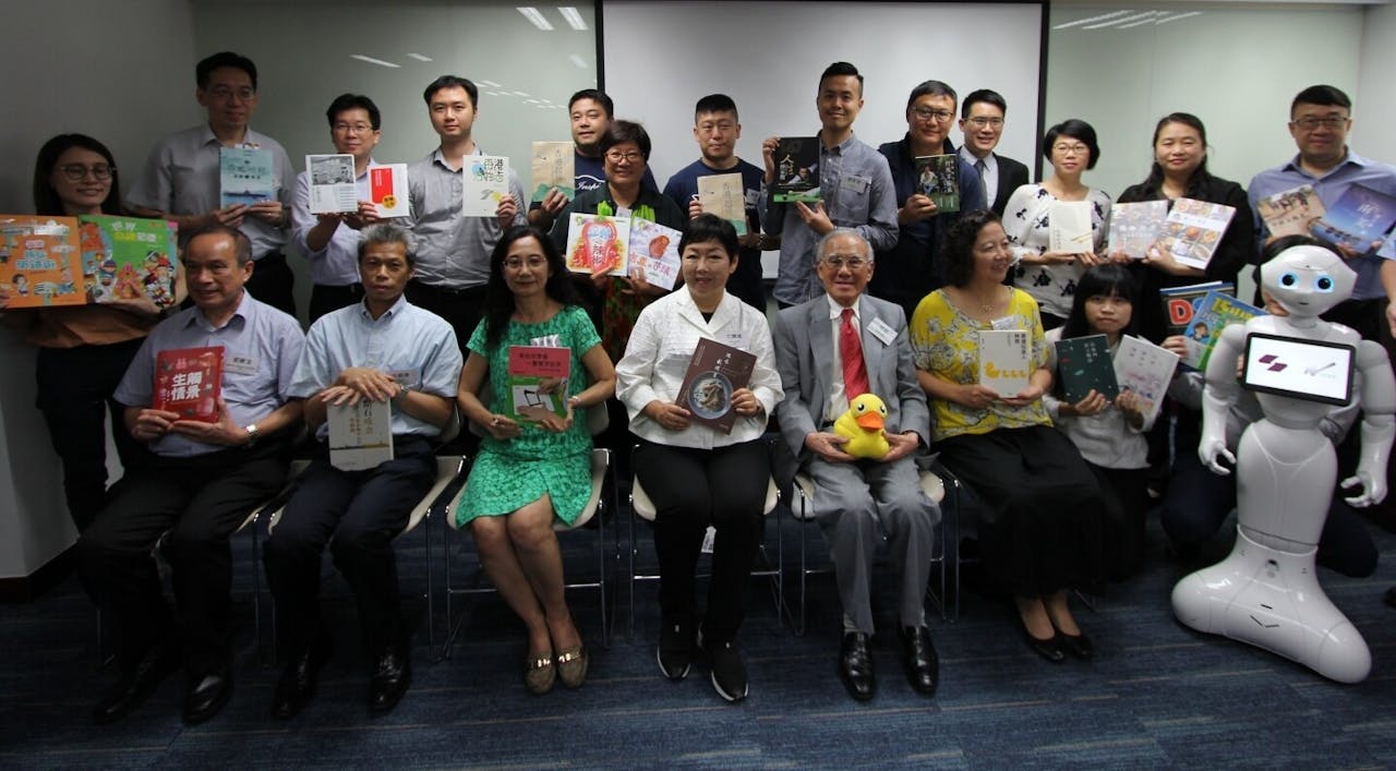 日前聯合出版集團就今天開幕的書展舉行新書發佈會，一眾作者雲集，與讀者分享筆耕成果。