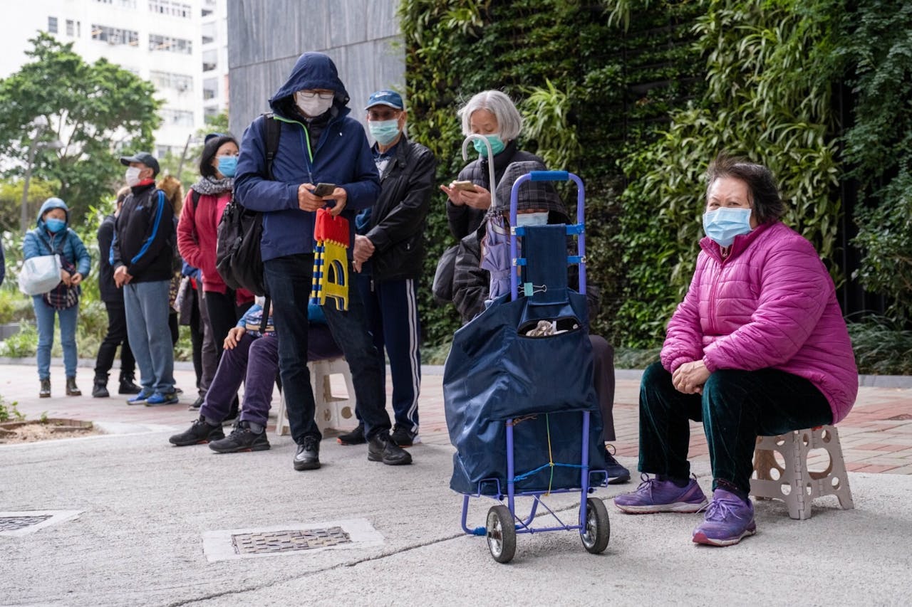 其實，香港人不缺錢，甚至醫療藥物、口罩等，香港人最缺乏的是信心。（亞新社）