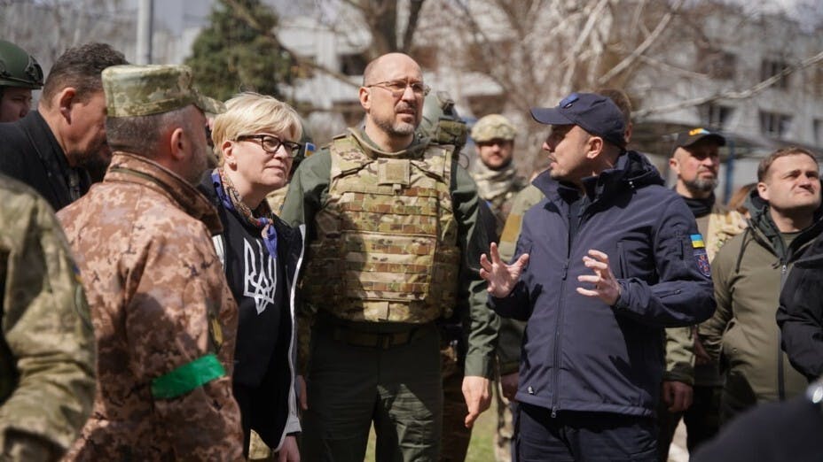 烏克蘭及立陶宛兩國總理視察俄軍已撤離的小鎮博羅江卡（Borodyanka）。（亞新社）