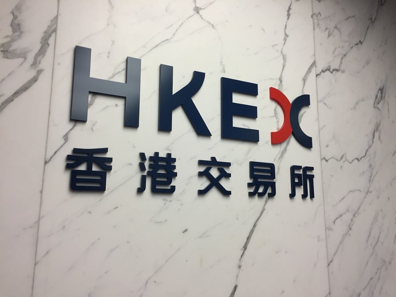 當年，港交所在國際市場四出推介，的確有不少公司相信在港上市有助提高知名度。（shutterstock）