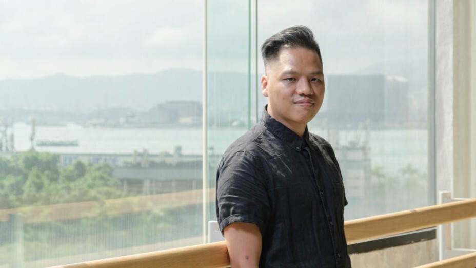 面對大時代下的新一代，他自言是嚴謹的老師。