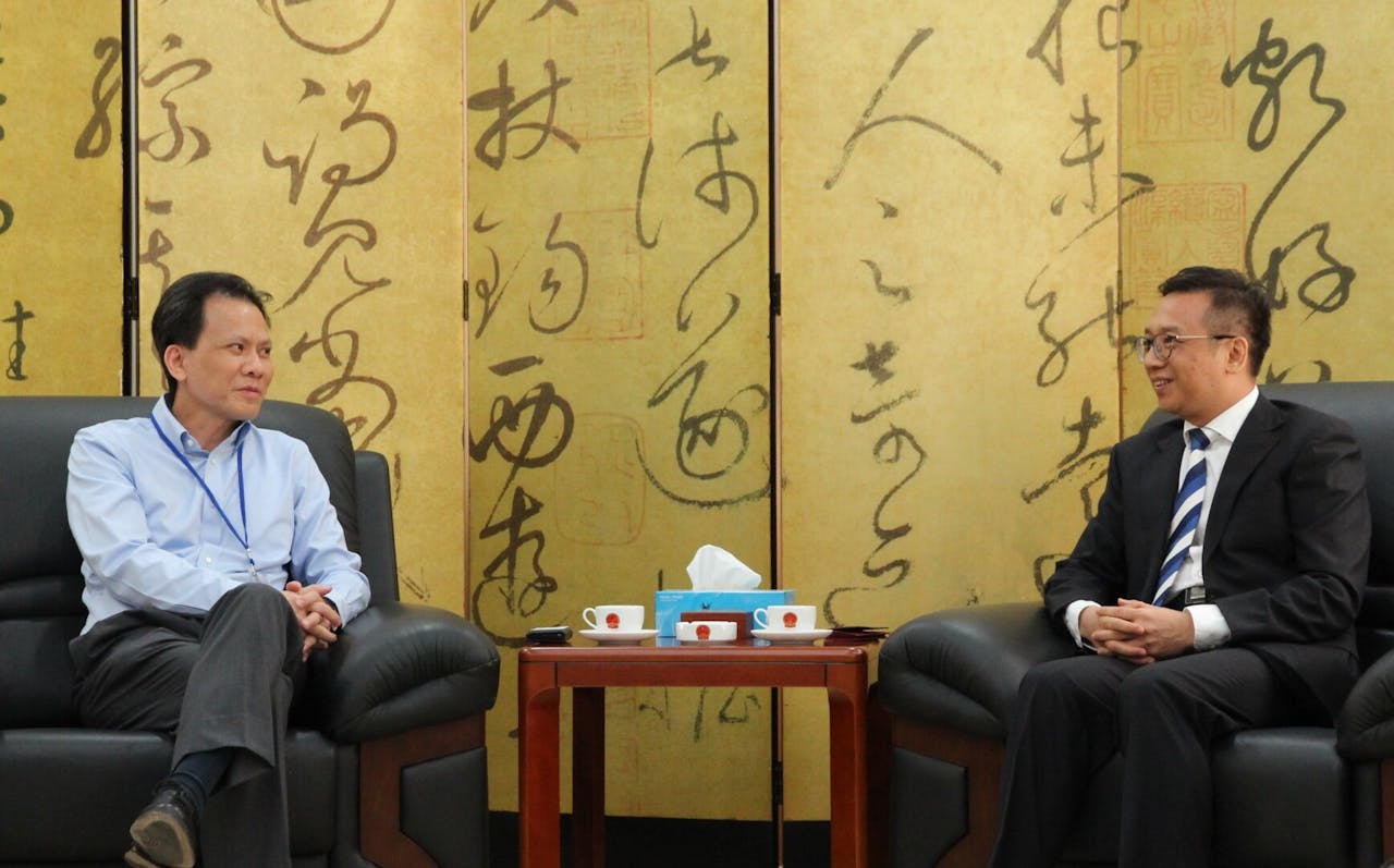 團長文灼非（左）及中國駐胡志明市總領事館副總領事周彤（右）