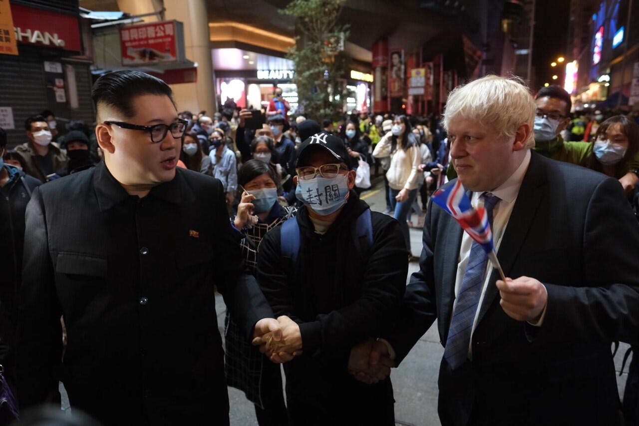 有示威者要求政府封關防止病毒入侵。有人扮演北韓領袖金正恩和英國首相約翰遜。