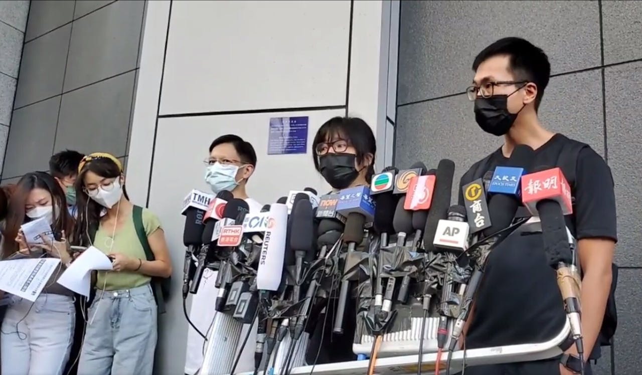 鄒幸彤（右二）等數名支聯會常委周二前往警總遞信，聲稱不是「外國代理人」，翌日早上便已被捕。（支聯會Facebook視頻截圖）