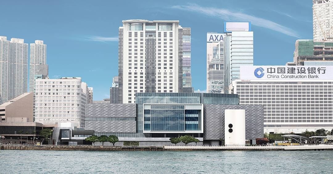香港藝術館的外牆利用了立體纖維水泥板覆面模仿維港波浪的元素。（香港藝術館Facebook）