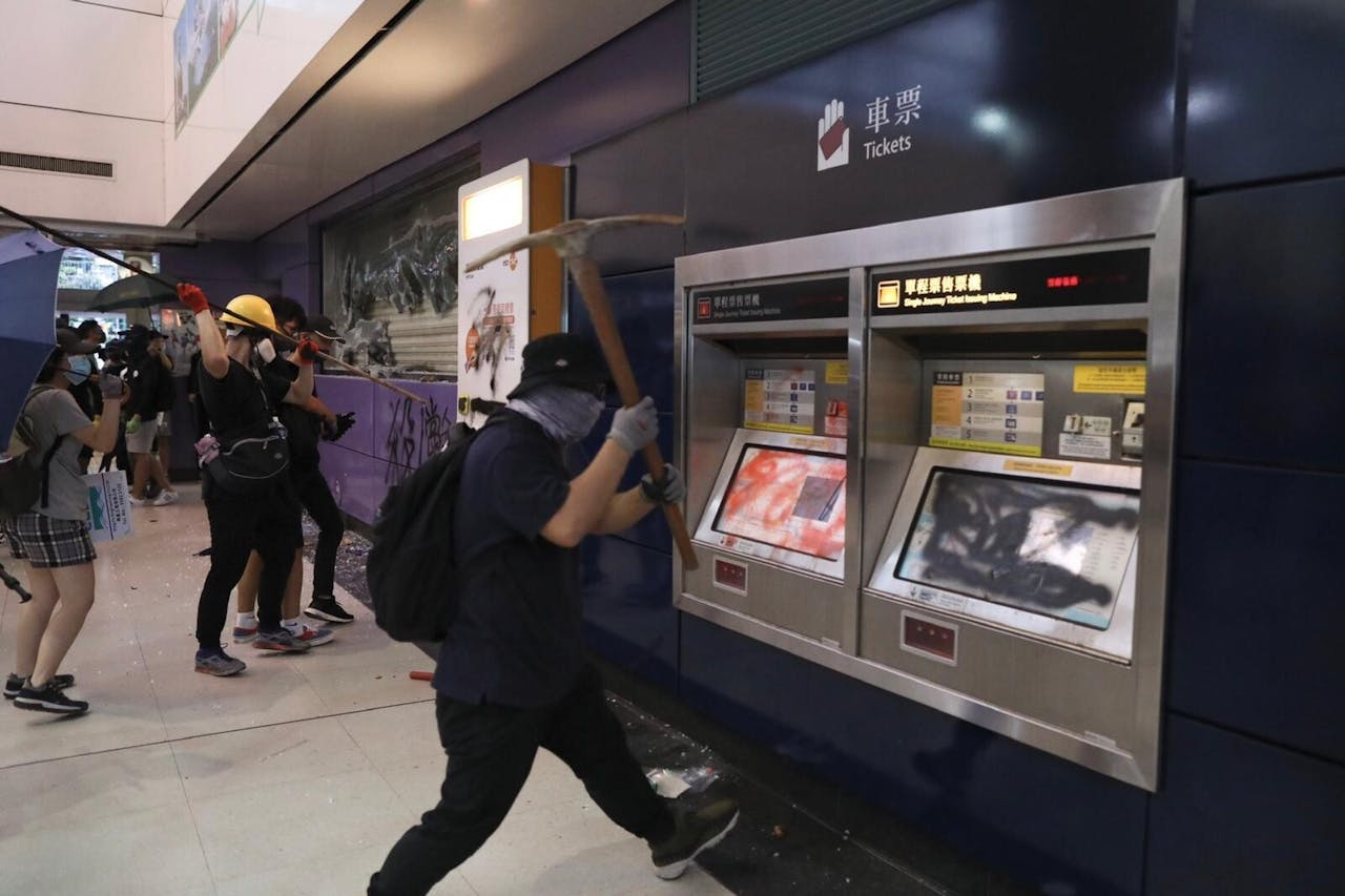 示威者毀壞東涌站港鐵售票機。