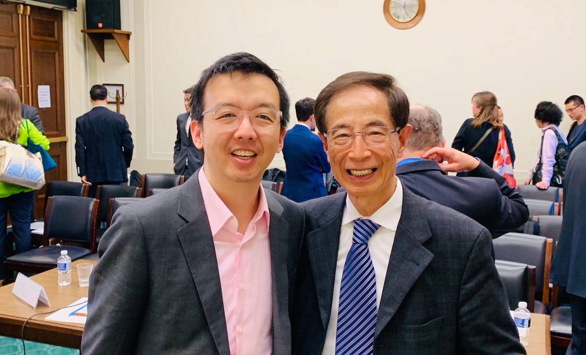 朱牧民（左）是「佔中」發起人之一朱耀明的兒子，在美國成立「香港民主委員會」，曾推動香港民主人權法案在美國國會通過。（朱牧民Facebook）