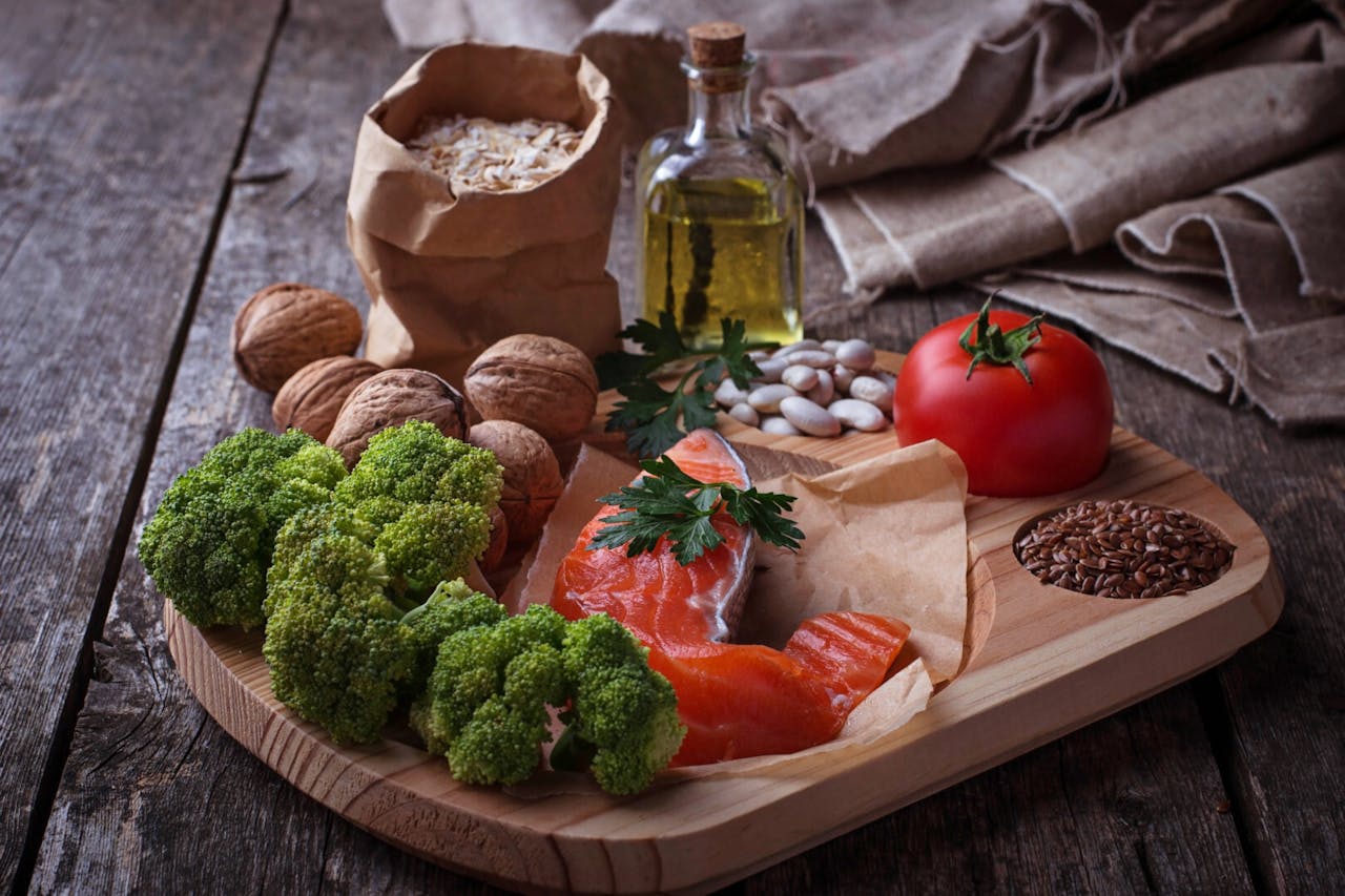 麥片、合桃、西蘭花、番茄、橄欖油、三文魚都是低膽固醇食物。（Shutterstock）