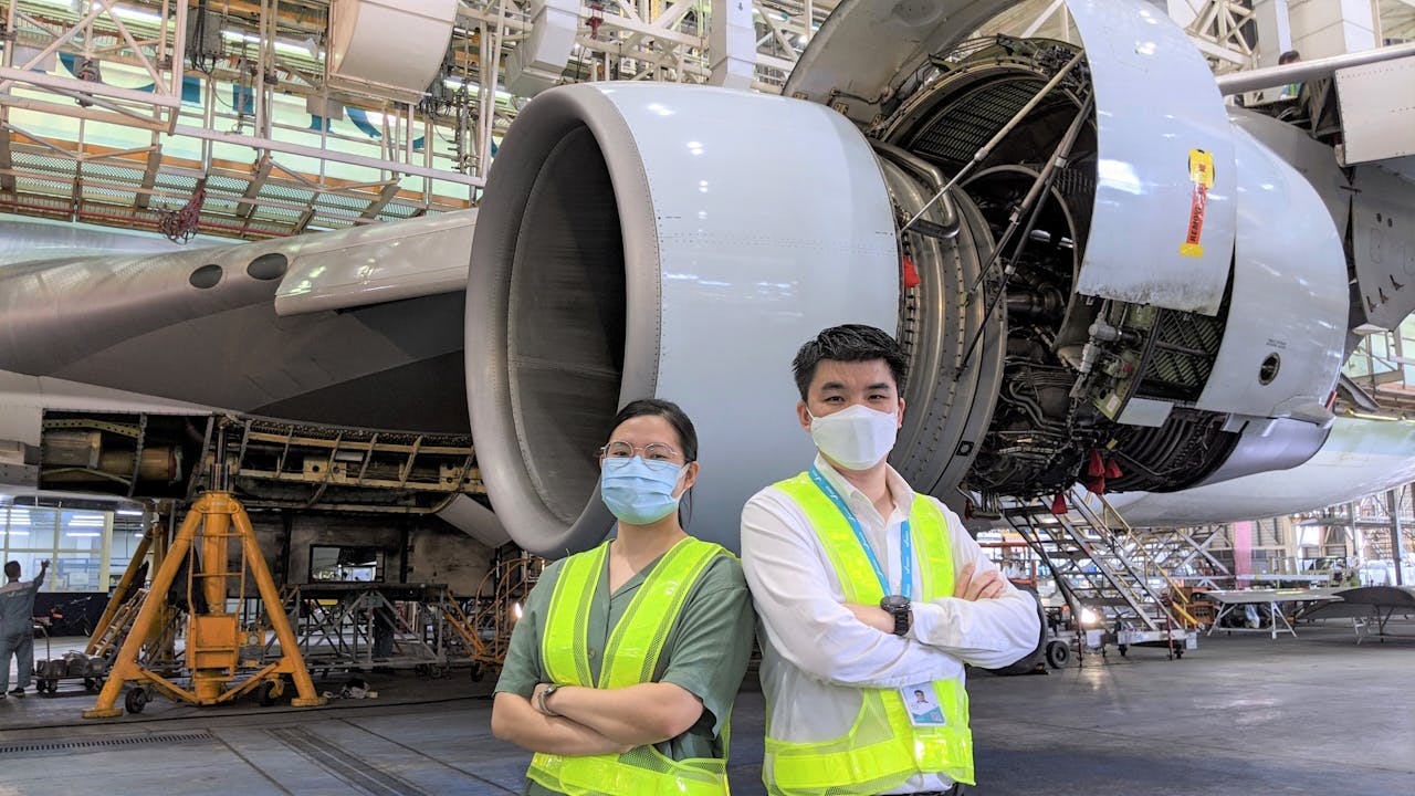 HAECO技術培訓部助理經理劉偉基（右）指香港航空業對維修飛機人才的需求仍在。（徐淑梅攝）