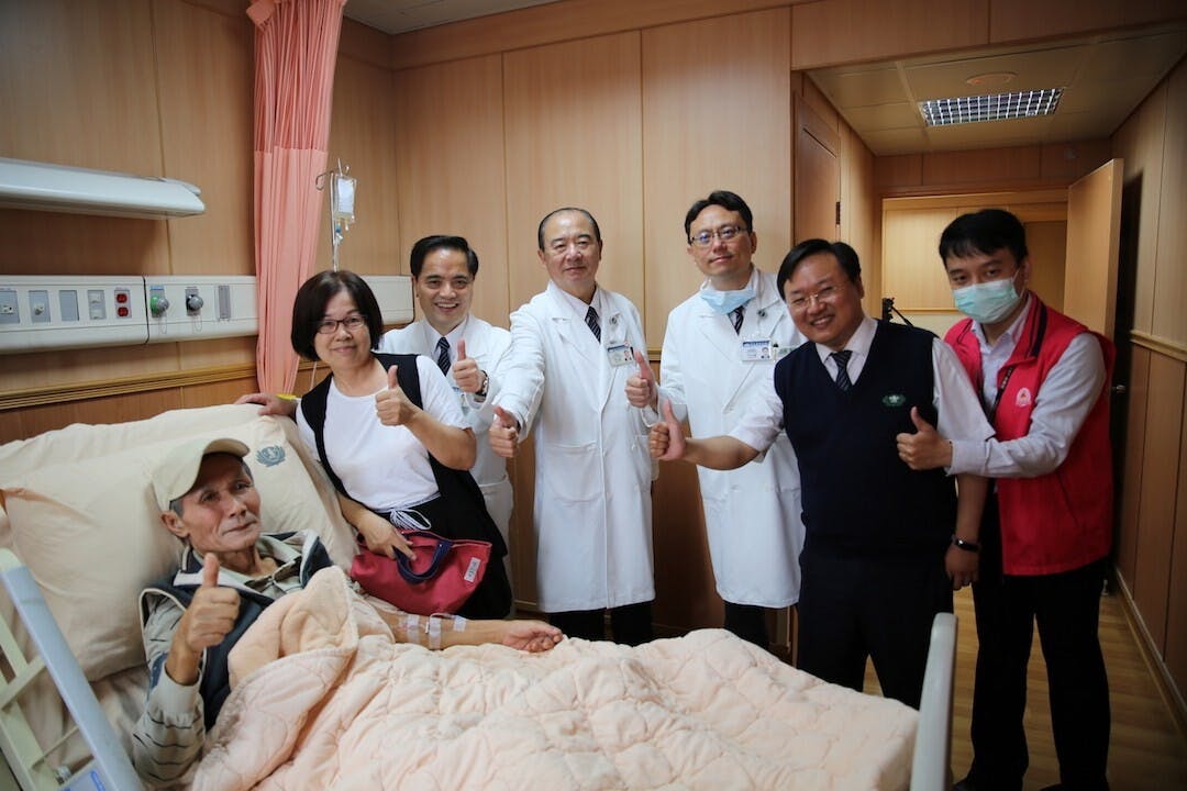 林欣榮院長（左二起）、癌症醫學中心許文林副院長帶領團隊祝福第一例接受CIK細胞療法的病人。左四為主治醫師王佐輔。