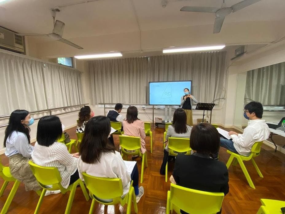 繪本是一道橋樑，希望大人和小朋友都可以靜靜坐下來，拉近彼此距離，付出時間，互相交流交心。