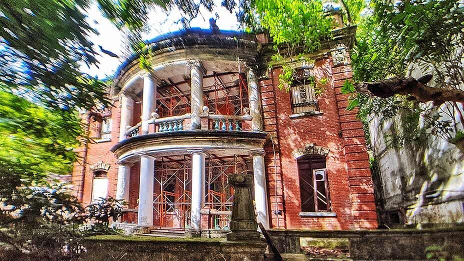 探索荒廢百年紅磚大宅 Exploring Deserted Century-old Red-brick Mansion