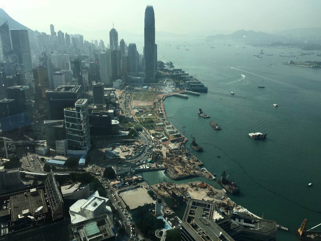 新加坡的領袖們強調民眾要面對低增長、保持好心態，香港的領袖們卻強調要提升GDP增長。（亞新社）