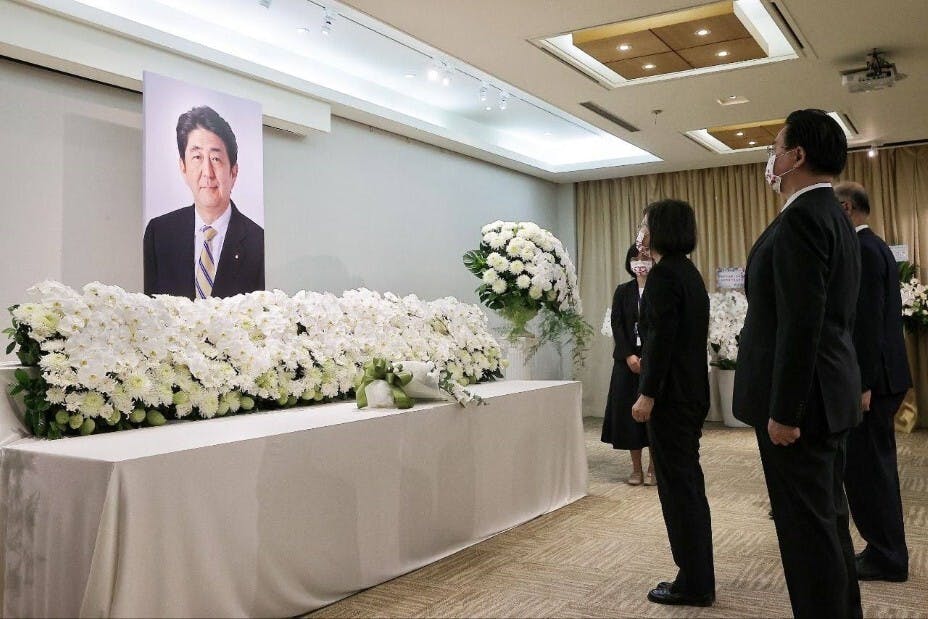 安倍晉三遇刺身亡，各地均有悼念。（亞新社）