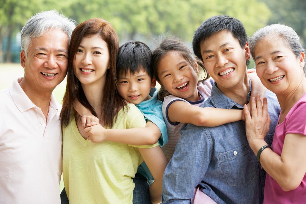 與父母分住的與兒女，相方的關係會特別好。（Shutterstock）