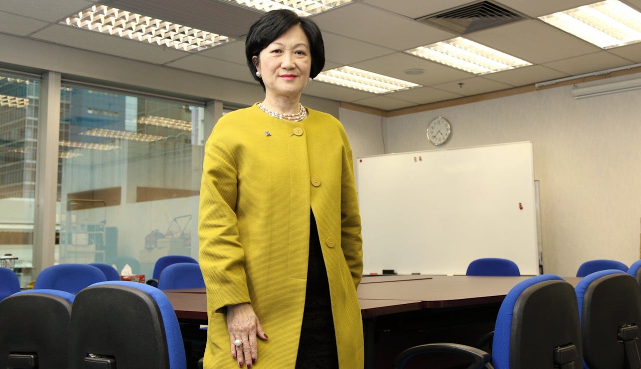 儘管行政會議內的討論較過去踴躍、行政立法關係得以修補，這仍不足以處理香港面對的問題。葉劉淑儀警告，未來五年最大問題有兩個。