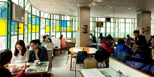 茶餐廳的客人，什麼類型都有，有粗獷的地盤工人，有斯文的銀行家。菜式價廉物美，服務快捷，是顧客喜歡光顧茶餐廳的原因。（網絡圖片）
