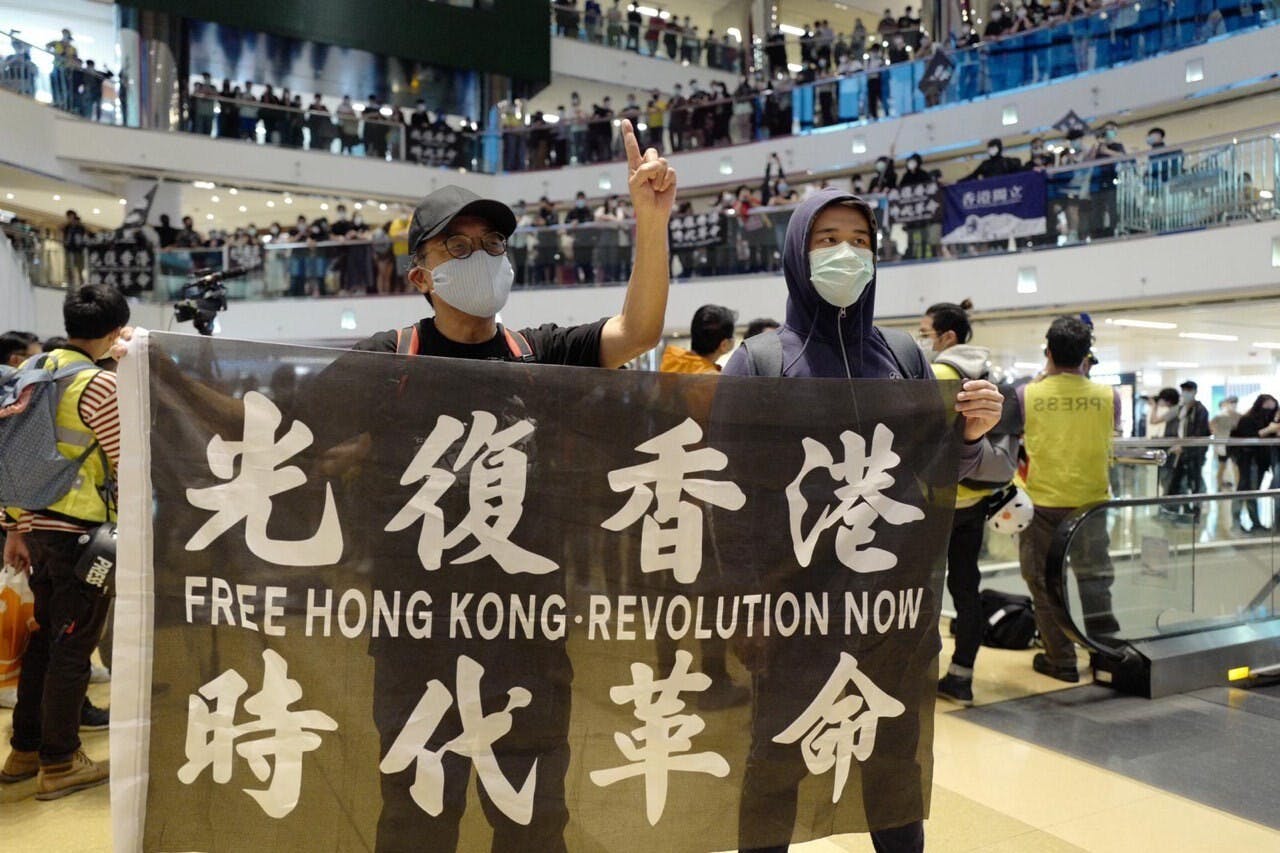有一部分人身在福中不知福，不惜以暴力手段，進行他們所謂的「時代革命」。（亞新社）