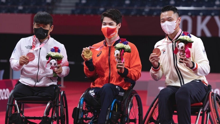 殘疾運動員不單奪獎為港爭光，也為殘疾人士帶來希望和正能量。圖為港隊輪椅羽毛球運動員陳浩源於殘奧奪得銅牌。（香港殘疾人奧委會暨傷殘人士體育協會圖片）