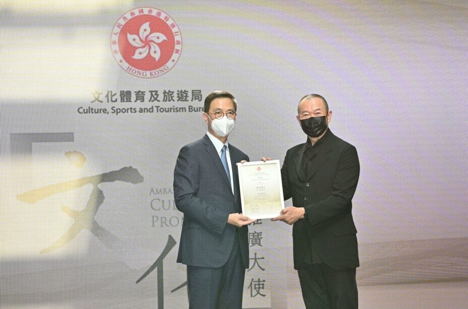 政府12月8日宣布，文化體育及旅遊局局長楊潤雄委任譚盾為「文化推廣大使」。（政府新聞處圖片）