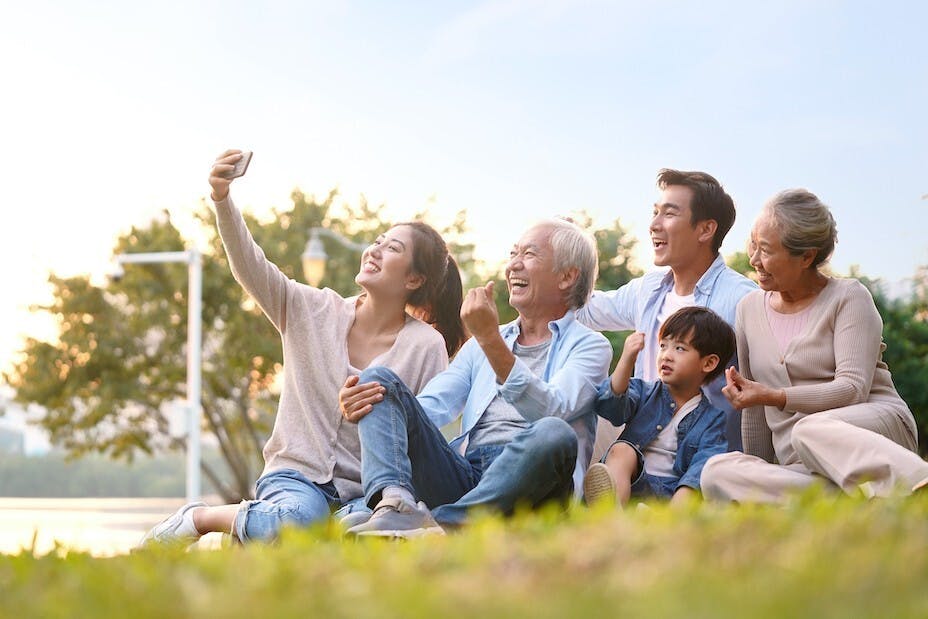 老人家，不到最後關頭，也不肯要兒女放下手頭一切走來身邊。（Shutterstock）