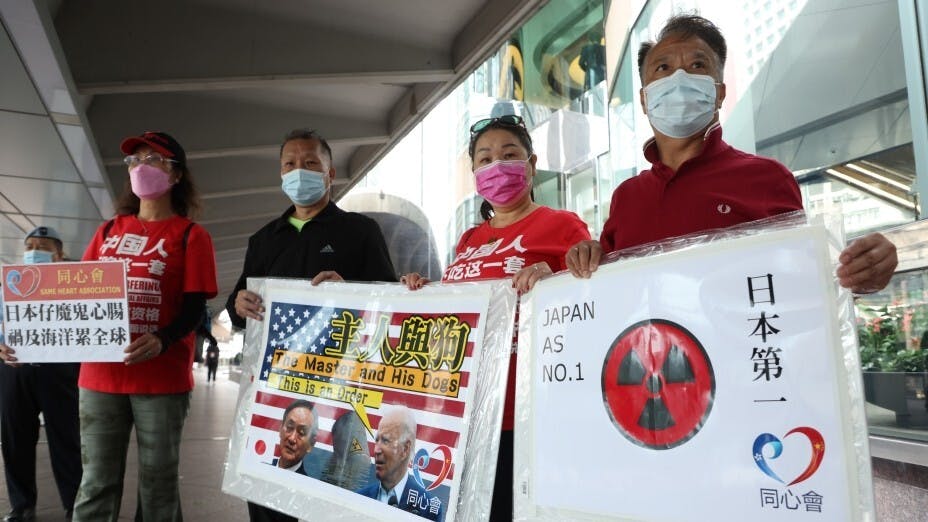 本港漁農團體和科學界人士近百人聯署反對日本排放核污水。圖為中環的示威人士。（亞新社）