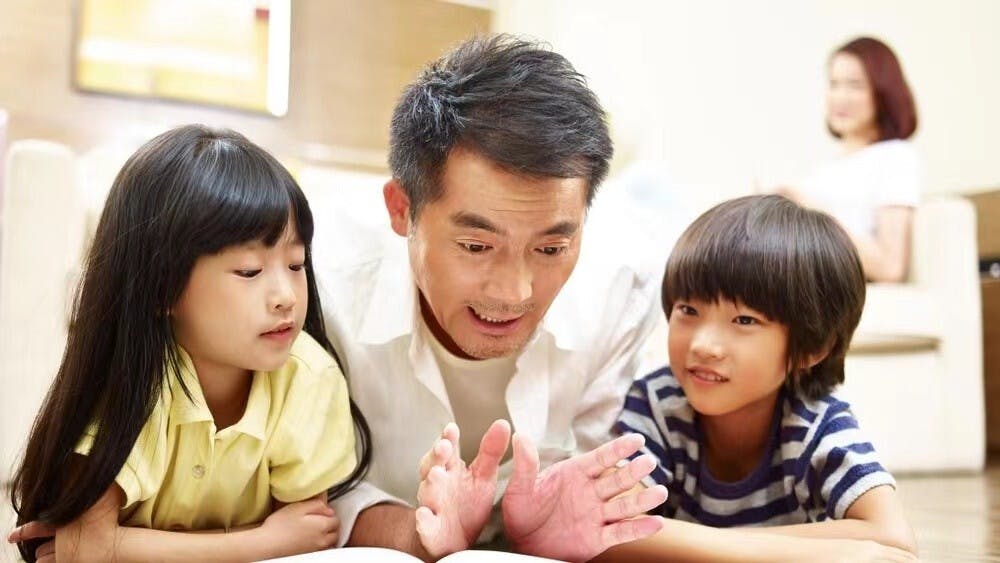 家長教育課程架構中「與高小學生相處」的「同理心育兒技巧」、「反思式聆聽」等等課題都非常實用。（Shutterstock）