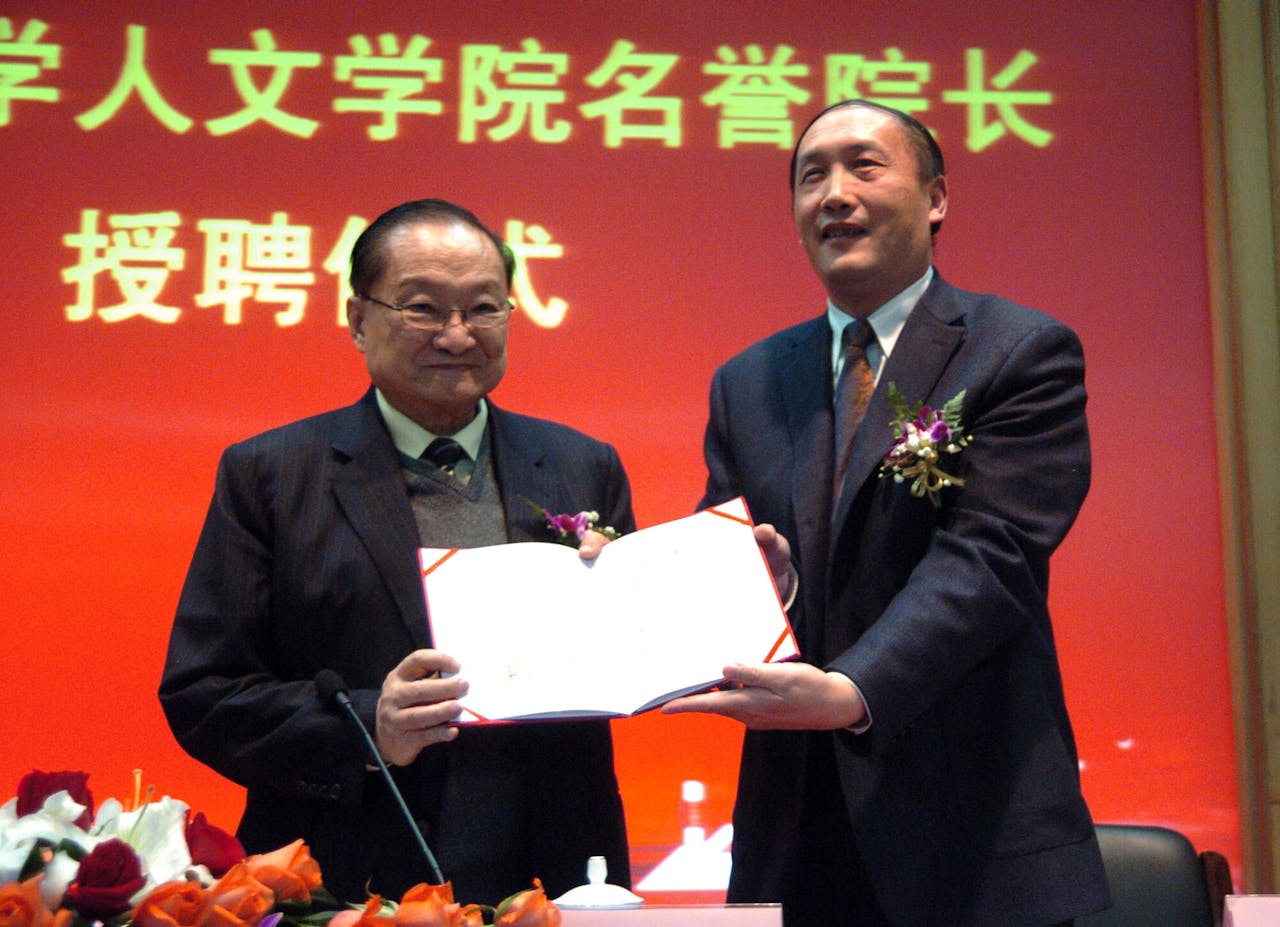 金庸年輕時身心投入政治，晚年則連評論政局都不想。（亞新社）
