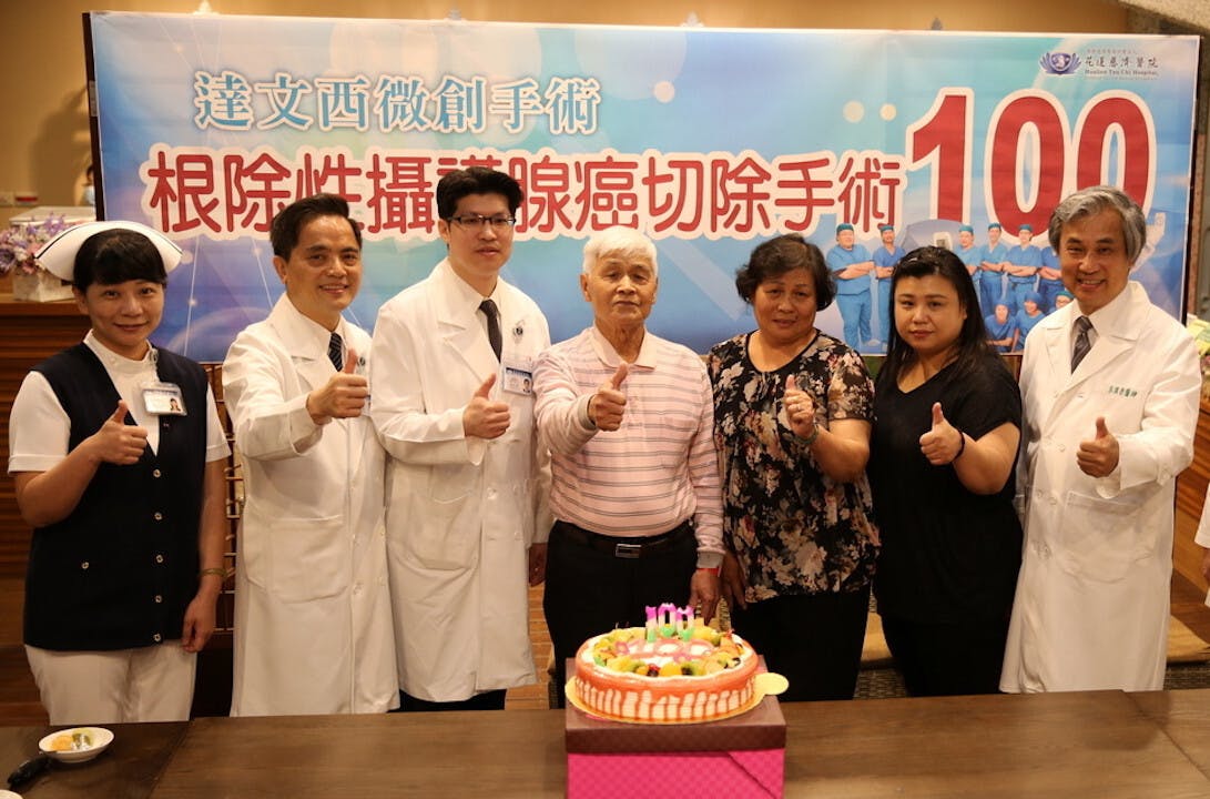 盧先生（左四）去年現身「達文西根除性前列腺癌切除手術100例」記者會分享。